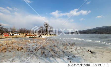Dumulmeori scenery on a sunny day in winter Dumulmeori scenery on a sunny day in winter 99491902