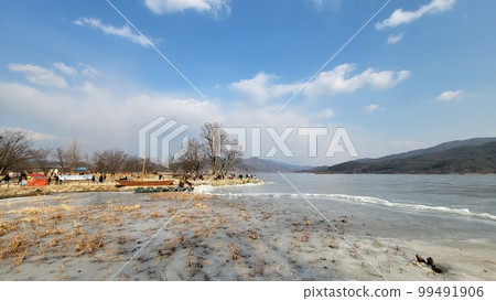 Dumulmeori scenery on a sunny day in winter 99491906