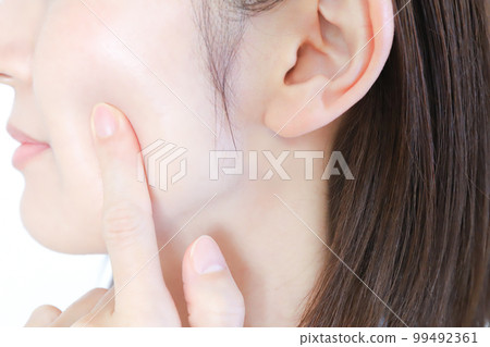 一個女人撫摸她的臉頰 護膚圖片 一個女人撫摸她的臉頰 護膚圖片 99492361