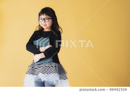 Elementary school girl wearing glasses 99492509