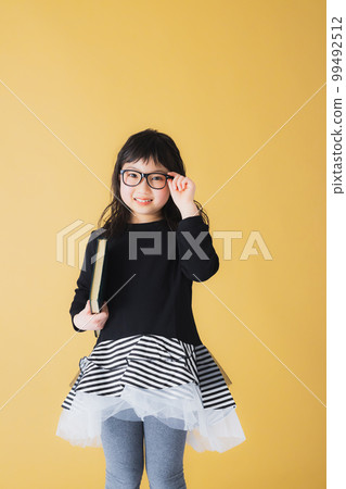 Elementary school girl wearing glasses Elementary school girl wearing glasses 99492512