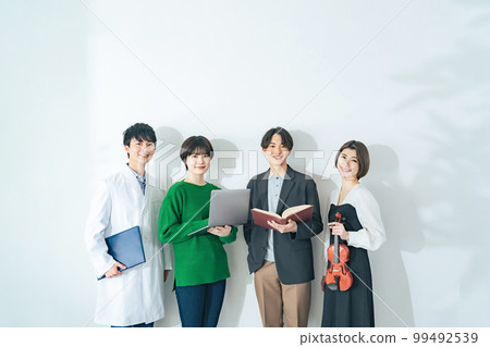 一群來自文、理、藝、IT等不同院系的大學生和職業學校學生 一群來自文、理、藝、IT等不同院系的大學生和職業學校學生 99492539