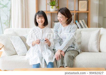 玩遊戲的女孩父母和孩子 99492827