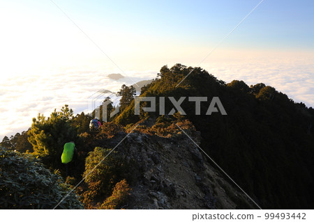 中央山脈 山脊上的雲海 中央山脈 山脊上的雲海 99493442