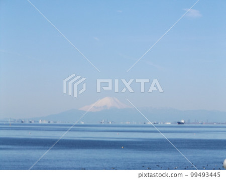 從白雪皚皚的稻毛海灘眺望富士山 99493445
