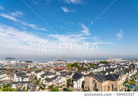 [Kanagawa Prefecture] Residential area by the sea with blue sky 99493587