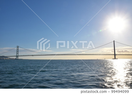 冬日清晨兵庫縣的明石海峽大橋 冬日清晨兵庫縣的明石海峽大橋 99494099