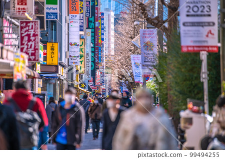 東京城市景觀在日本繁華的秋葉原。一群人就像電暈不幸之前一樣。戶外不需要戴口罩 = 2 月 22 日 99494255