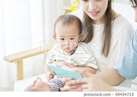 在家看嬰孩和智能手機的父母 99494728