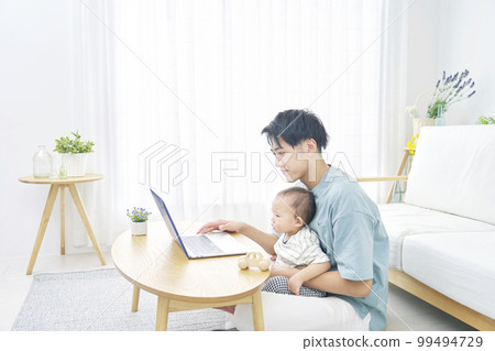 父親在家看著嬰兒和電腦 99494729