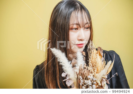 黃色背景黑色裙子的女人 99494924