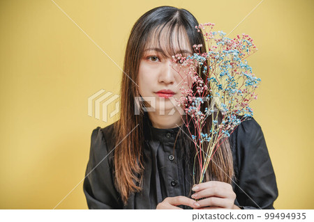 黃色背景黑色裙子的女人 黃色背景黑色裙子的女人 99494935