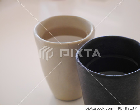 只有白色和黑色的熱水 只有白色和黑色的熱水 99495137