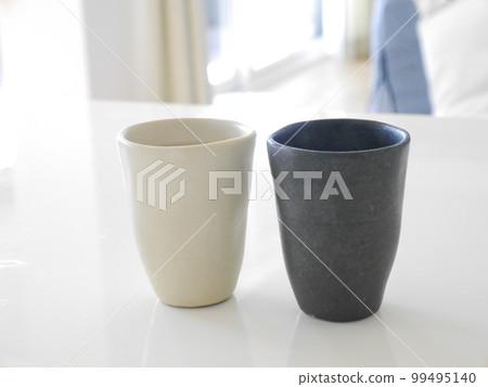 只有白色和黑色的熱水 只有白色和黑色的熱水 99495140