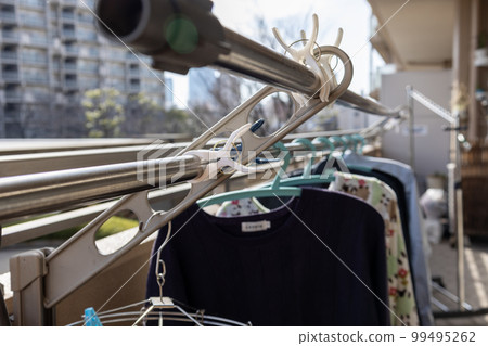 在公寓的陽台上晾乾的衣物 99495262