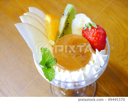 Pudding a la mode 99495370