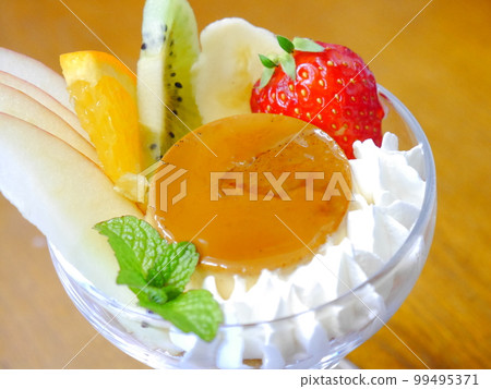 Pudding a la mode 99495371