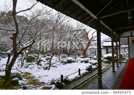 Jugyu Garden at Enkoji Temple in Kyoto on a snowy morning 99495475