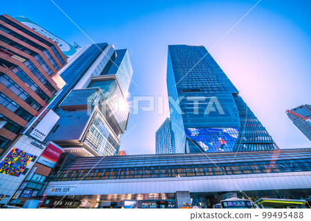 日本東京的城市景觀，俯瞰東京地鐵銀座線的澀谷站。旁邊可以看到銀座線澀谷站的文字（畫面左下方） 99495488