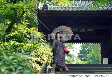 （神奈川縣鎌倉市）寺廟門外台階上撐傘的少女 99496236