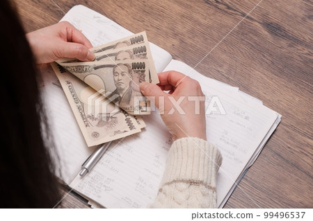 【做戶口的家庭主婦數一萬日元的鈔票】 99496537