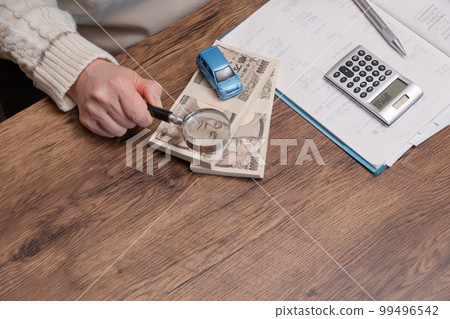 [A housewife who carefully examines the purchase of a private car] 99496542