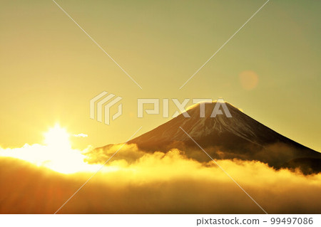 The sun at dawn, the sea of clouds, and Mt. Fuji The sun at dawn, the sea of clouds, and Mt. Fuji 99497086