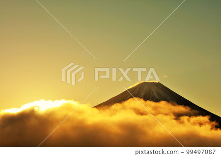 The sun at dawn, the sea of clouds, and Mt. Fuji 99497087