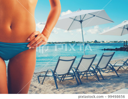 Girl ready to summer with sunglasses in bikini 99498656