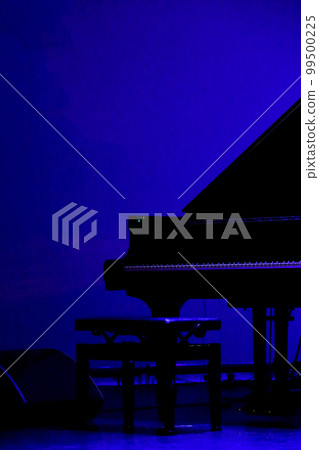 演出前放置在燈光昏暗的 live house 舞台上的三角鋼琴 演出前放置在燈光昏暗的 live house 舞台上的三角鋼琴 99500225
