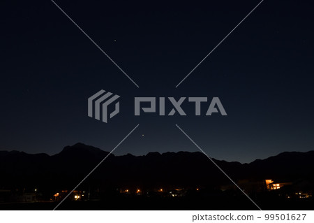 北斗市白州町夜空中閃耀的金星(下)和木星(上) 北斗市白州町夜空中閃耀的金星(下)和木星(上) 99501627