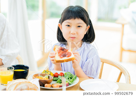 girl eating in the dining room 99502679