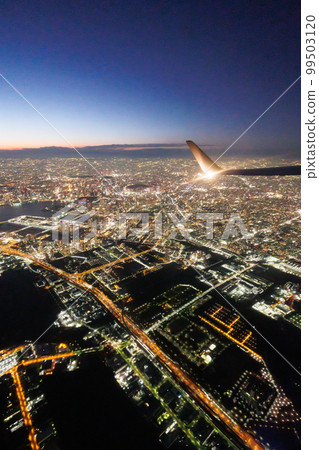 飛機窗外的東京日落、富士山和夜景 99503120