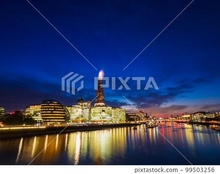 從倫敦塔橋看泰晤士河夜景 99503256