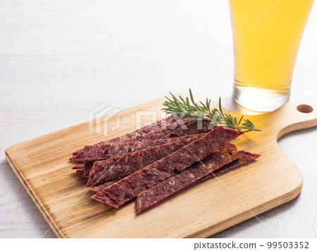 牛舌肉乾和生啤酒 牛舌肉乾和生啤酒 99503352