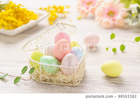 五顏六色的複活節彩蛋和花卉背景 99503382