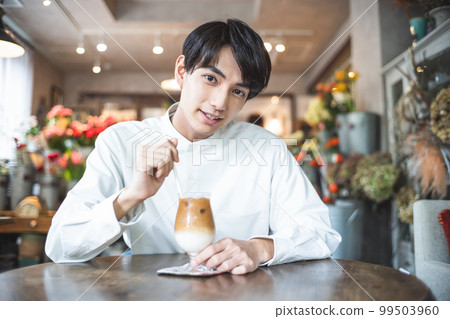 放鬆在咖啡館的一個人 99503960