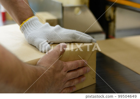 在印刷廠進行印刷、裝訂和包裝工作 在印刷廠進行印刷、裝訂和包裝工作 99504649