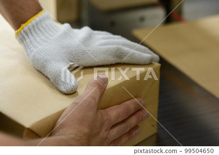 在印刷廠進行印刷、裝訂和包裝工作 99504650