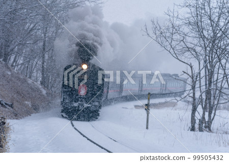 Steam locomotive Fuyu no Shitsugen-go running in the snow 99505432