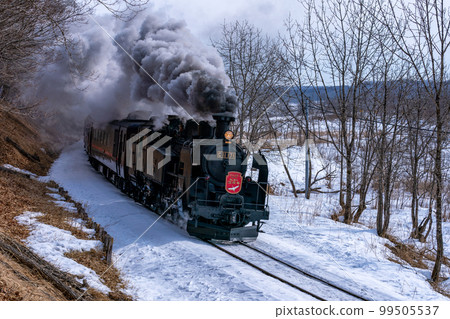 Steam locomotive Fuyu-no-Shitsugen-go rounds corners while emitting black smoke 99505537
