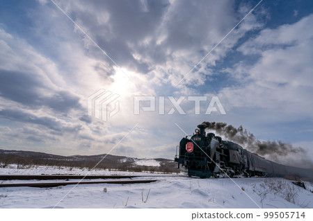 Steam locomotive Fuyu-no-Shitsugen runs with black smoke in the backlight Steam locomotive Fuyu-no-Shitsugen runs with black smoke in the backlight 99505714