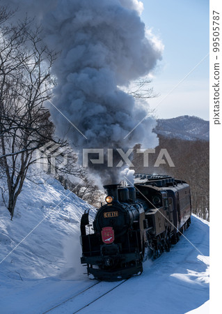 Steam locomotive Fuyu-no-Shitsugen-go rounds corners while emitting black smoke 99505787