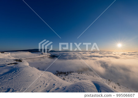 Lake Kussharo seen from Bihoro Pass and a sea of clouds dyed in the colors of the flowing morning sun 99506607