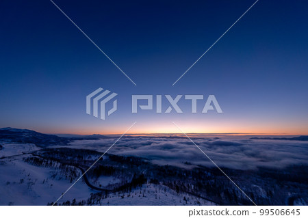 從美幌嶺看到的屈斜路湖的雲海和黎明時分的藍色瞬間 從美幌嶺看到的屈斜路湖的雲海和黎明時分的藍色瞬間 99506645