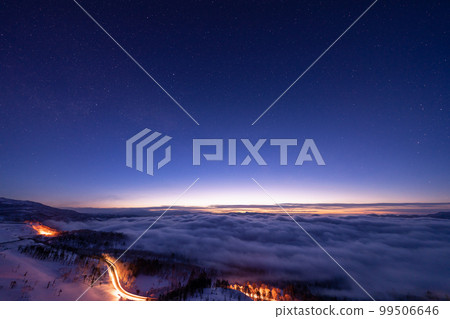 從美幌嶺看到的屈斜路湖的雲海、車燈的軌跡、黎明時分的藍色瞬間 從美幌嶺看到的屈斜路湖的雲海、車燈的軌跡、黎明時分的藍色瞬間 99506646