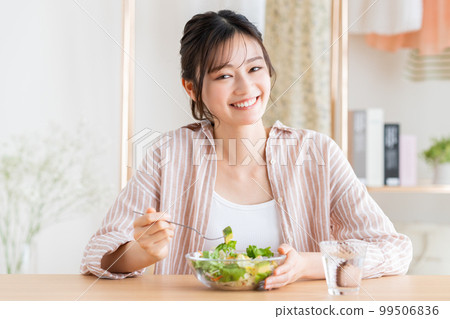 吃沙拉的一個少婦 99506836