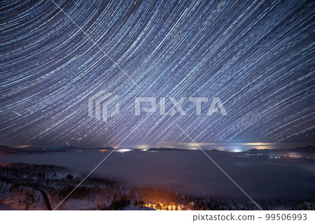 Sea of clouds and star trails over Lake Kussharo seen from Bihoro Pass 99506993