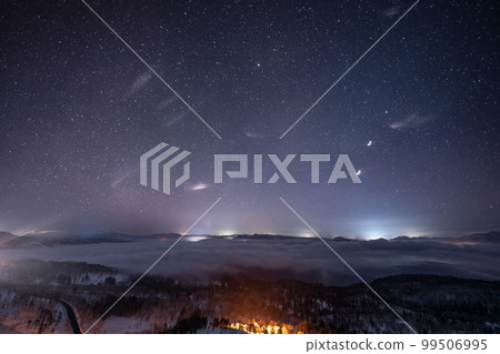 從美幌嶺看到屈斜路湖的雲海和彗星 99506995