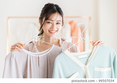 選擇衣裳的一個少婦 99507034